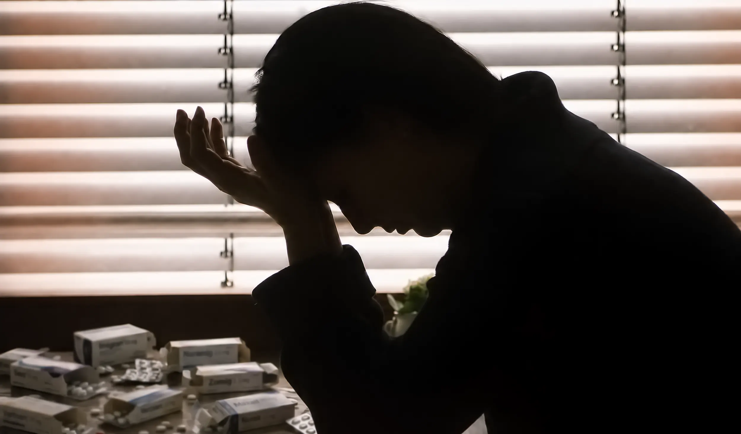 Mujer con dolor de cabeza y cefalea