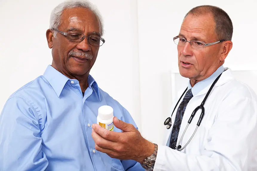 El doctor prescribe medicamentos