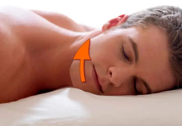 Hombre durmiendo boca abajo y posición correcta para dormir